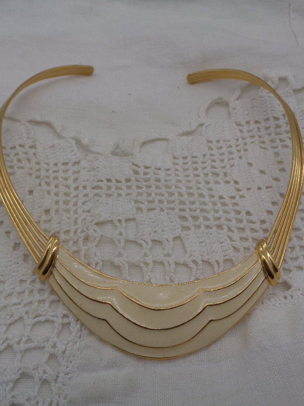 Vintage TRIFARI Cream ENAMEL & Gold Tone TORQUE Choker NECKLACE